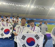 [포토]"정말 행복합니다"...축구金 이강인·정우영과 함께 기쁨 나누는 최윤 선수단장