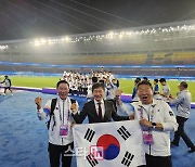 [포토] 최윤 선수단장-정몽규 축구협회장 '함께 대~한민국!'