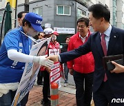 진교훈 후보 선거운동원과 인사 나누는 김기현 대표