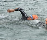 한강 헤엄치고 5km 달린 오세훈…"수영 완주 못해, 내년 또 도전"