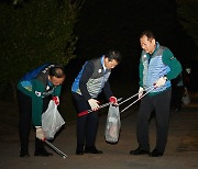 불꽃축제 현장 청소하는 이상민 장관