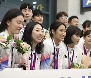 기념촬영하는 아시안게임 배드민턴 대표팀 선수들