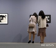 국제갤러리 부산점에서 마주한 최욱경 개인전 '낯설은 얼굴들처럼'