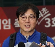 취재진 만난 AG 축구대표팀 황선홍 감독