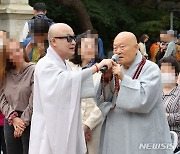 노래하는 지거스님과 의현대종사