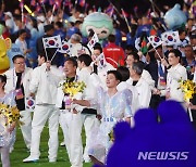 항저우 아시안게임 폐막식의 선수단장과 선수들