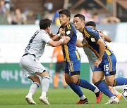 [K리그1 33R] 선두 울산, 6위 지킨 인천과 0-0 무승부... ‘포항에 9점 앞서며 윗물’