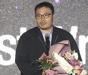 "만화만 20년" 강풀, '무빙' 작가상…사진 찍는 류승룡 '훈훈' (엑's 이슈)[BIFF 2023]