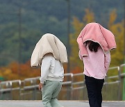 갑작스러운 비, 우산이 되어준 겉옷