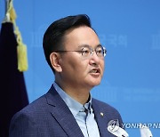 與 "민주당, '묻지마 대법원장 부결'로 정의 물구나무 세워"