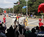 정조대왕 반기는 시민들