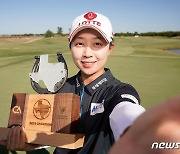 LPGA 통산 6번째 우승컵 들고 셀카 찍는 김효주