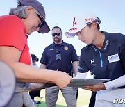 LPGA 통산 6번째 우승 한 뒤 사인해 주는 김효주