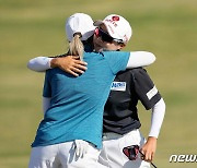 LPGA 어센던트서 濠 켐프와 우승 포옹하는 김효주