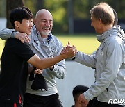 홍현석, 코칭스테프의 축하 받으며 환한 미소