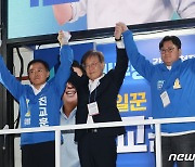 민주당 지도부, 진교훈 후보와 함께