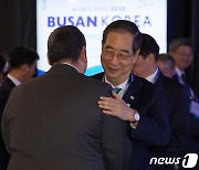 BIE 사무총장과 포옹하는 한덕수 총리