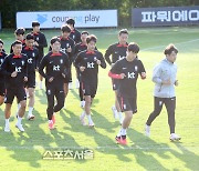 [포토]다함께 뛰며 몸푸는 축구국가대표팀