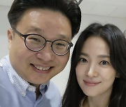 Actor Song Hye-kyo teams up with professor to promote Korean script