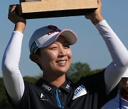 어센던트 LPGA 우승컵 들어 올린 김효주