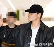 [ST포토] 황희찬 '팬들에게 손인사'