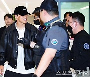 [ST포토] 황희찬 '공항 직원들의 특급 에스코트'