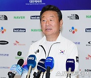 [ST포토] 귀국 인터뷰하는 최윤 선수단장