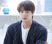 방탄소년단 진, '카디건이 잘 어울리는 따뜻한 매력의 스타' 1위