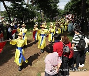 노송지대 지나는 정조대왕 능행차 행렬