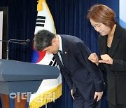 [포토]인사하는 이주호 사회부총리