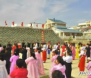 쌀포대 쌓아놓고 '결산 분배…北 "뒤떨어지던 곳에서도 다수확" 선전