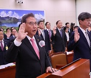 [국감] 선서하는 박진 외교부장관