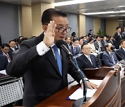 [국감]오송 지하차도 참사 증인 선서하는 김영환 충북 도지사