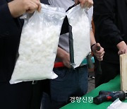 나무도마 쪼개니 ‘하얀 가루’가…말레이 마약상, 250만명치 필로폰 들였다