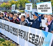 수원특례시 보도 공사에 '길 잃은 전세버스' [현장, 그곳&]