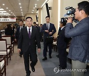 국정감사장 나서는 신원식 장관