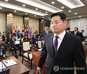 국정감사장 나서는 신원식 국방부 장관