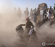 지진 잔해 속 실종자 수색하는 아프간인들