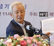 신작 원고 공개하는 김홍신 작가