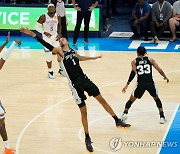 NBA 1순위 신인 웸반야마, 시범 경기 데뷔전서 20득점 활약