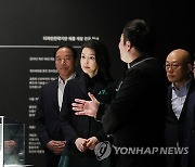 광주디자인비엔날레 전시작품 관람하는 김건희 여사