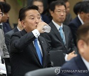 목축이는 김영환 충북지사