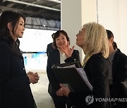 주한 이탈리아 대사와 대화하는 김건희 여사