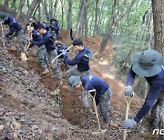 전사자 유해발굴 하는 51사단 장병들