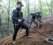 전사자 유해발굴 하는 51사단 장병들