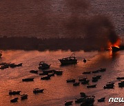 이스라엘 군 공습 받아 불 타는 가자 항의 보트