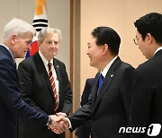 미 상원의원 대표단과 인사 나누는 윤 대통령