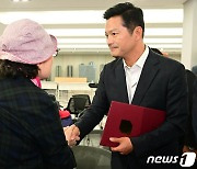 '패배 인정' 김태우 후보, 착잡한 표정