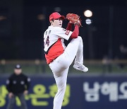 벼랑 끝 팀 구한 8이닝 무실점 쾌투, 'KBO 최초 9년 연속 160이닝' 또 대기록 쓴 대투수[광주 히어로]