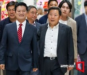 [포토] 선거사무실 들어서는 김태우 후보